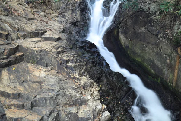Victoria Road, Hong Kong 'daki Şelale Koyu' nun yukarısında.