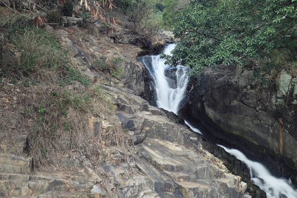 Victoria Road, Hong Kong 'daki Şelale Koyu' nun yukarısında.