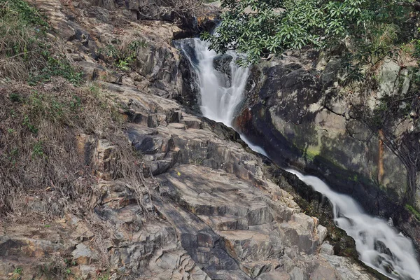 Victoria Road, Hong Kong 'daki Şelale Koyu' nun yukarısında.