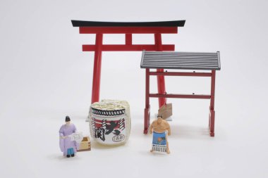 Kırmızı Torii Kapısı, Japon kültürünün mini figürü.