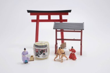 Kırmızı Torii Kapısı, Japon kültürünün mini figürü.