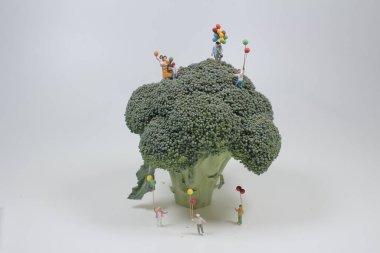 Brokoli ağacının yanında balonları olan mutlu çocuklar..