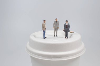 Kağıt bardaktaki mini iş adamları.