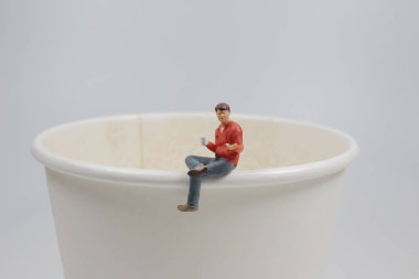 Mini figür toplantı sırasında kahve içer.