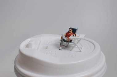 Mini figür kahve içerken fincanda buluşuyor.