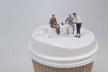 Kahve Dünyası Konsepti - Garson ya da barmen sıcak kahve servisi