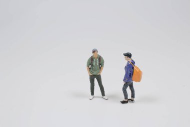 Minyatür insanlar: Sırt çantası taşın üzerinde fotokopi alanı ile duruyor 