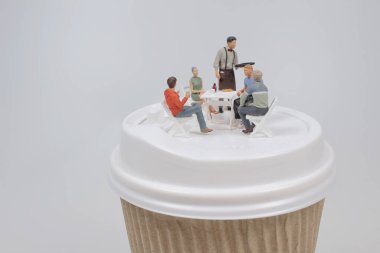 Kahve Dünyası Konsepti - Garson ya da barmen sıcak kahve servisi