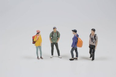 Minyatür insanlar: Sırt çantası taşın üzerinde fotokopi alanı ile duruyor 