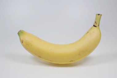 Beyaz arkaplandan izole edilmiş sarı olgun muzlar.