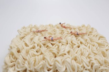 Mini figürün eğlencesi erişte üzerinde yüzüyor.