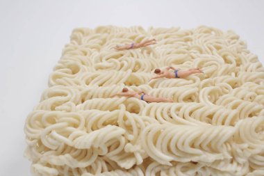 Mini figürün eğlencesi erişte üzerinde yüzüyor.