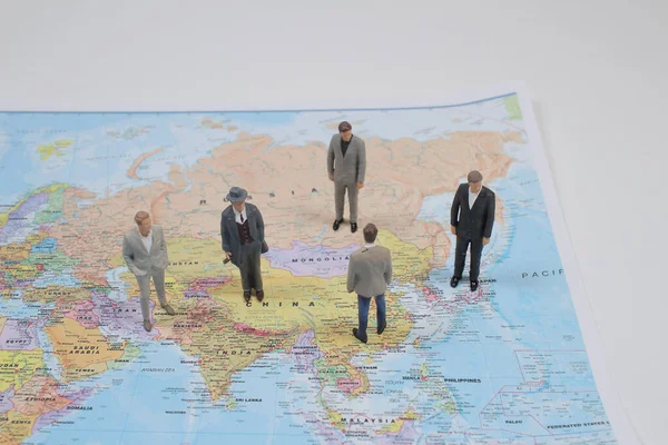 Global Business Team Viaggiatori Piedi Una Mappa — Foto Stock