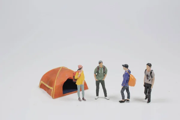 Personnes Miniatures Backpacker Debout Sur Pierre Avec Espace Copie — Photo