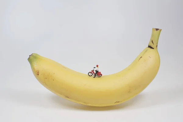 Mini Figura Paseo Moto Carrera Plátano — Foto de Stock