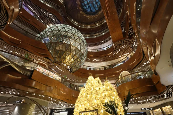 2020年12月21日美丽的金主题圣诞树在购物中心 — 图库照片