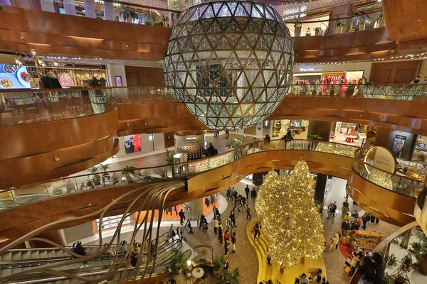 21 Aralık 2020, Hong Kong 'daki K11 alışveriş merkezinde süslenmiş Noel. 