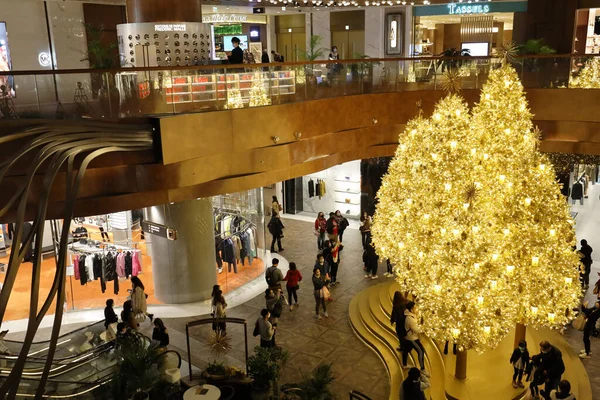 Δεκ 2020 Όμορφο Χρυσό Θέμα Χριστουγεννιάτικο Δέντρο Ένα Εμπορικό Κέντρο — Φωτογραφία Αρχείου
