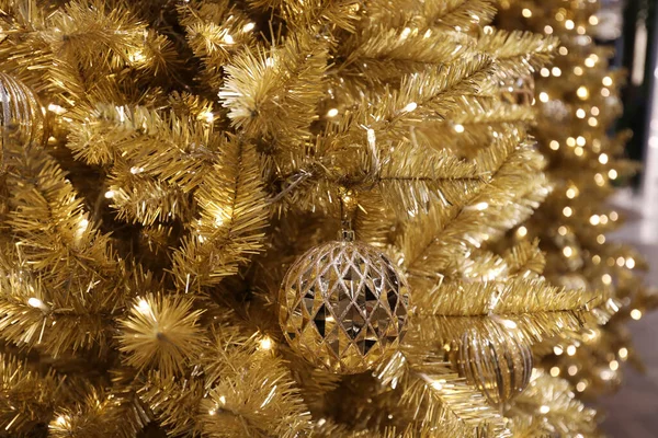 Χριστουγεννιάτικο Φόντο Χριστουγεννιάτικο Δέντρο Διακοσμημένο Χρυσές Μπάλες — Φωτογραφία Αρχείου