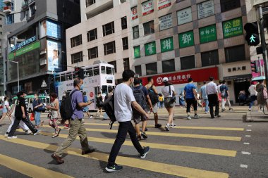 15 Mayıs 2021 Ofis çalışanları ve müşteriler Johnston Yolu 'nu geçiyor..