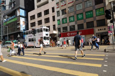 15 Mayıs 2021 Ofis çalışanları ve müşteriler Johnston Yolu 'nu geçiyor..