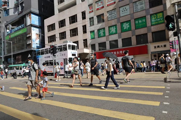 15 Mayıs 2021 Ofis çalışanları ve müşteriler Johnston Yolu 'nu geçiyor..