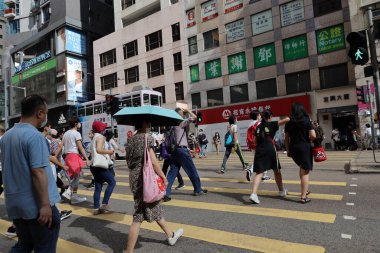 15 Mayıs 2021 Ofis çalışanları ve müşteriler Johnston Yolu 'nu geçiyor..