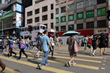 15 Mayıs 2021 Ofis çalışanları ve müşteriler Johnston Yolu 'nu geçiyor..