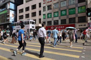 15 Mayıs 2021 Ofis çalışanları ve müşteriler Johnston Yolu 'nu geçiyor..