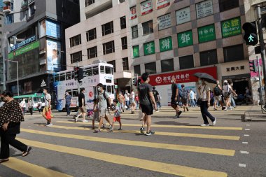 15 Mayıs 2021 Ofis çalışanları ve müşteriler Johnston Yolu 'nu geçiyor..