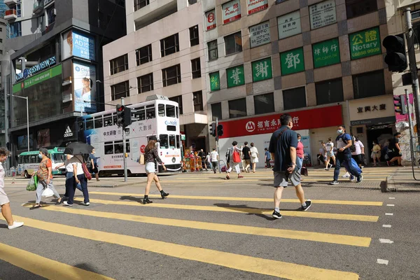 15 Mayıs 2021 Ofis çalışanları ve müşteriler Johnston Yolu 'nu geçiyor..