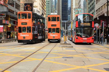 18 Mayıs 2021 'de Sheung Wan, Hong Kong' un Ticari & Residential semtinde tramvay