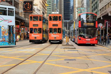 18 Mayıs 2021 'de Sheung Wan, Hong Kong' un Ticari & Residential semtinde tramvay