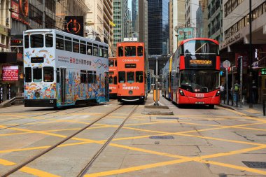 18 Mayıs 2021 'de Sheung Wan, Hong Kong' un Ticari & Residential semtinde tramvay