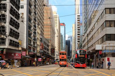 18 Mayıs 2021 'de Sheung Wan, Hong Kong' un Ticari & Residential semtinde tramvay
