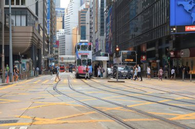 18 Mayıs 2021 Des Voeux Road Central, Hong Kong 'daki işlek yol.