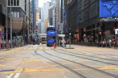 18 Mayıs 2021 Des Voeux Road Central, Hong Kong 'daki işlek yol.
