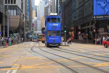 18 Mayıs 2021 Des Voeux Road Central, Hong Kong 'da toplu taşıma.