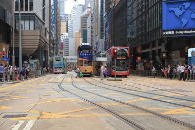18 Mayıs 2021 Des Voeux Road Central, Hong Kong 'daki işlek yol.