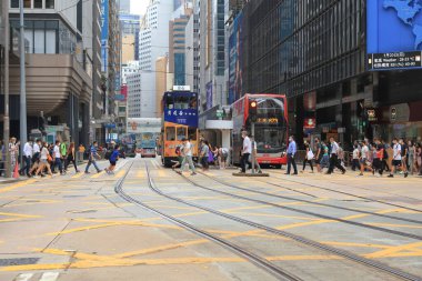 18 Mayıs 2021 Des Voeux Road Central, Hong Kong 'daki işlek yol.