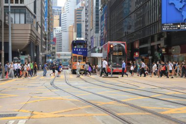 18 Mayıs 2021 Des Voeux Road Central, Hong Kong 'daki işlek yol.