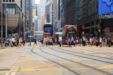 18 Mayıs 2021 Des Voeux Road Central, Hong Kong 'daki işlek yol.
