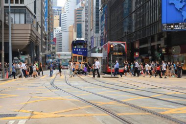 18 Mayıs 2021 Des Voeux Road Central, Hong Kong 'daki işlek yol.