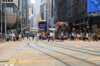 18 Mayıs 2021 Merkez, Hong Kong: Hong Kong Merkez Bölgesi 'nde insanlar Des Voeux Yolu' ndan geçiyor
