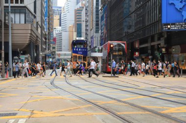 18 Mayıs 2021 Merkez, Hong Kong: Hong Kong Merkez Bölgesi 'nde insanlar Des Voeux Yolu' ndan geçiyor