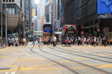 18 Mayıs 2021 Merkez, Hong Kong: Hong Kong Merkez Bölgesi 'nde insanlar Des Voeux Yolu' ndan geçiyor