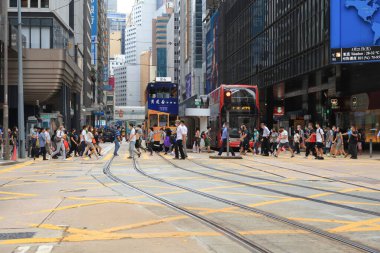 18 Mayıs 2021 Merkez, Hong Kong: Hong Kong Merkez Bölgesi 'nde insanlar Des Voeux Yolu' ndan geçiyor