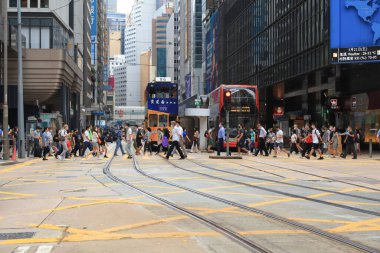 18 Mayıs 2021 Merkez, Hong Kong: Hong Kong Merkez Bölgesi 'nde insanlar Des Voeux Yolu' ndan geçiyor
