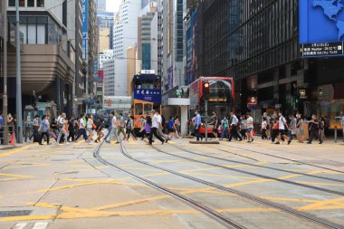 18 Mayıs 2021 Merkez, Hong Kong: Hong Kong Merkez Bölgesi 'nde insanlar Des Voeux Yolu' ndan geçiyor
