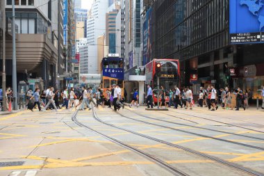 18 Mayıs 2021 Merkez, Hong Kong: Hong Kong Merkez Bölgesi 'nde insanlar Des Voeux Yolu' ndan geçiyor